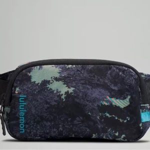 Mini Lululemon Everywhere Beltbag in color Psychedelic Toile Peri Purple Multi